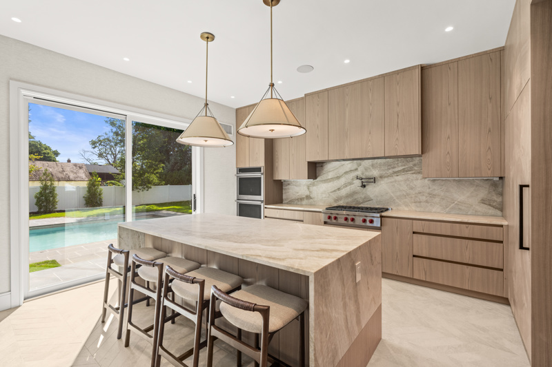 Supplied property photographs and details for 889 Red Oaks Drive
