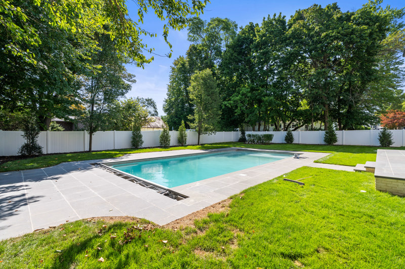 Supplied property photographs and details for 889 Red Oaks Drive